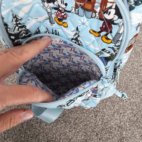 Disney Vera Bradley Ski Vacation Quilted Sling Bag - Picture 4 of 6